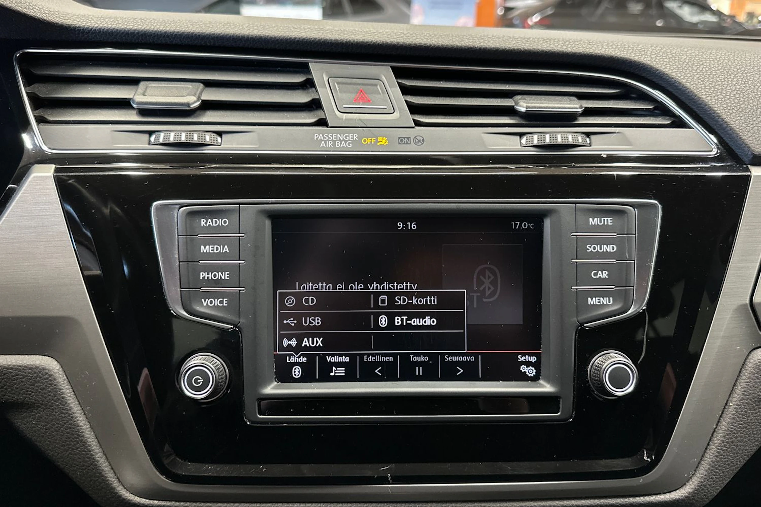 ruskea (beige) Volkswagen Touran 2016 kuva 19.