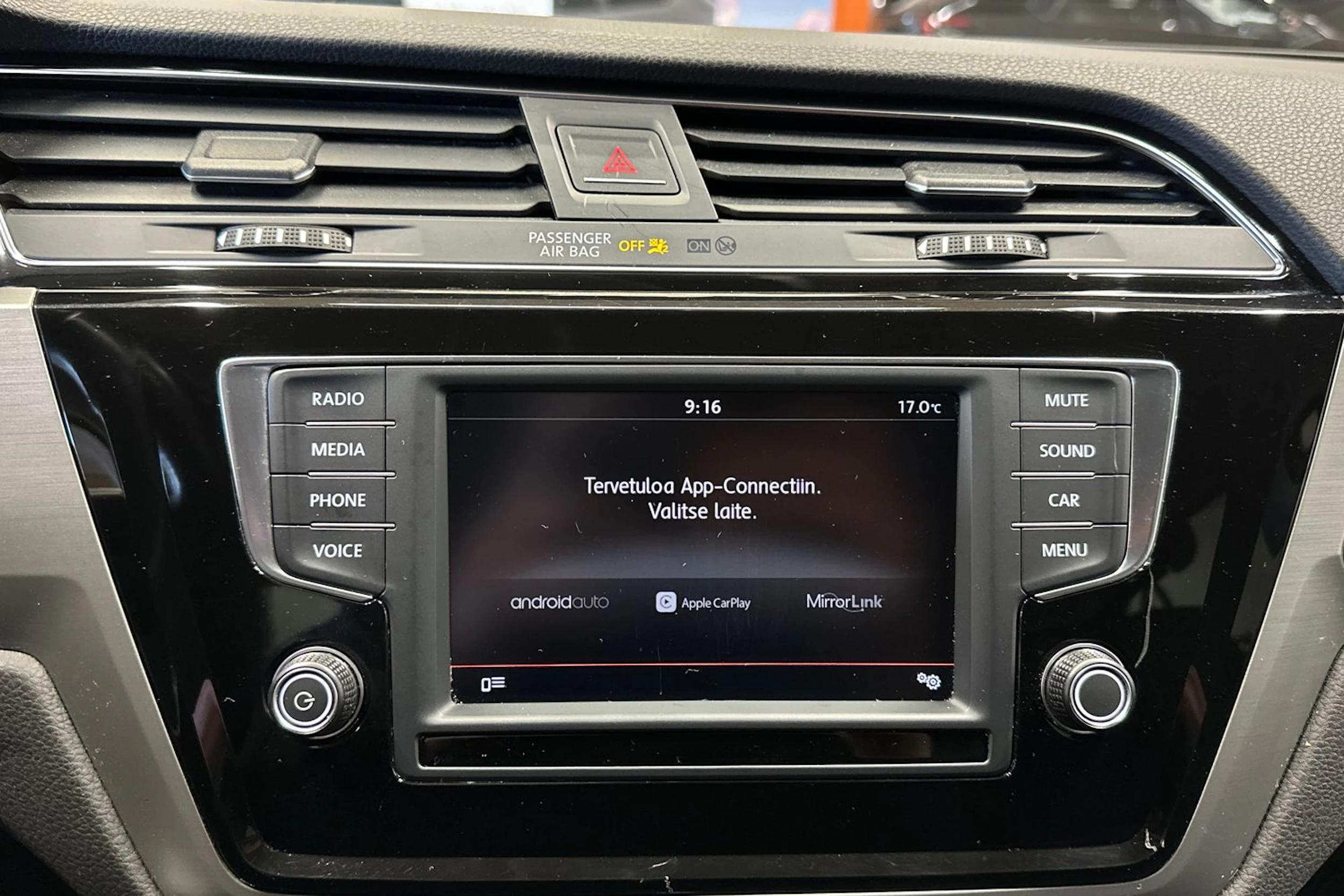 ruskea (beige) Volkswagen Touran 2016 kuva 20.