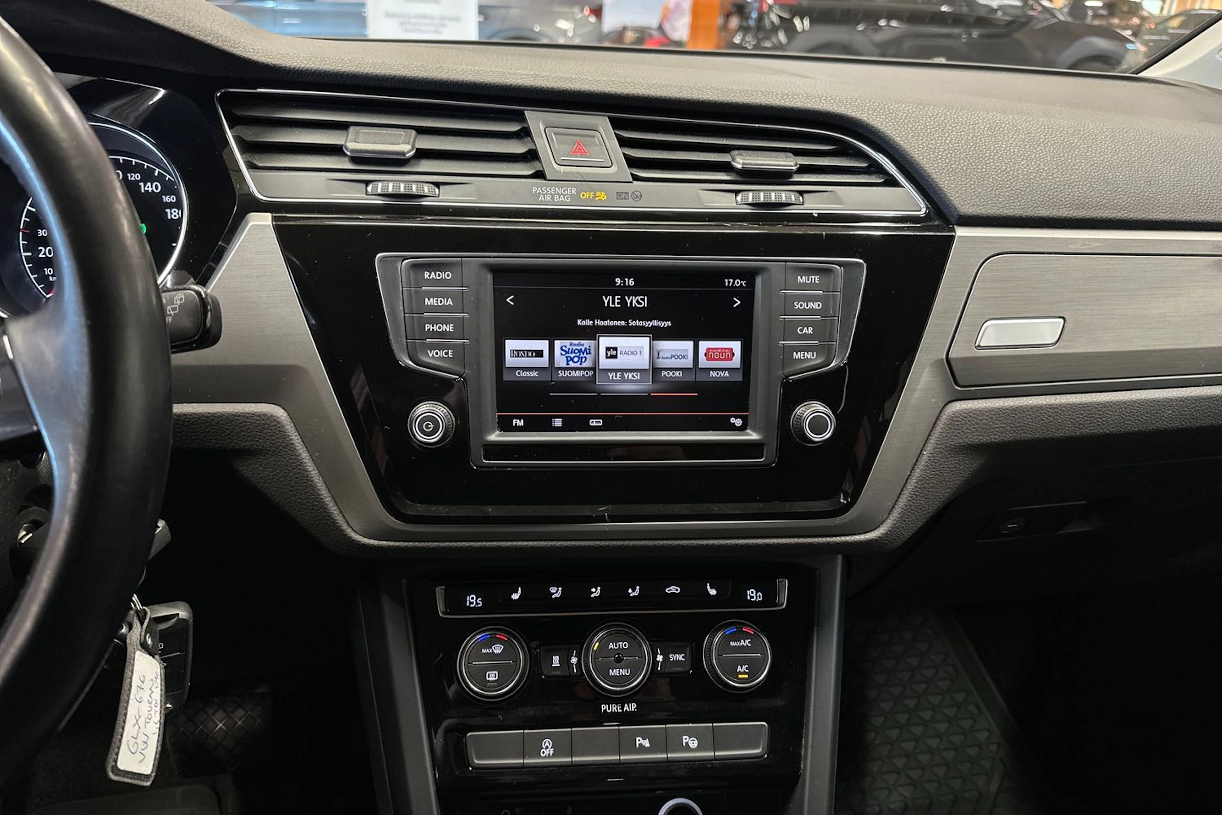 ruskea (beige) Volkswagen Touran 2016 kuva 21.