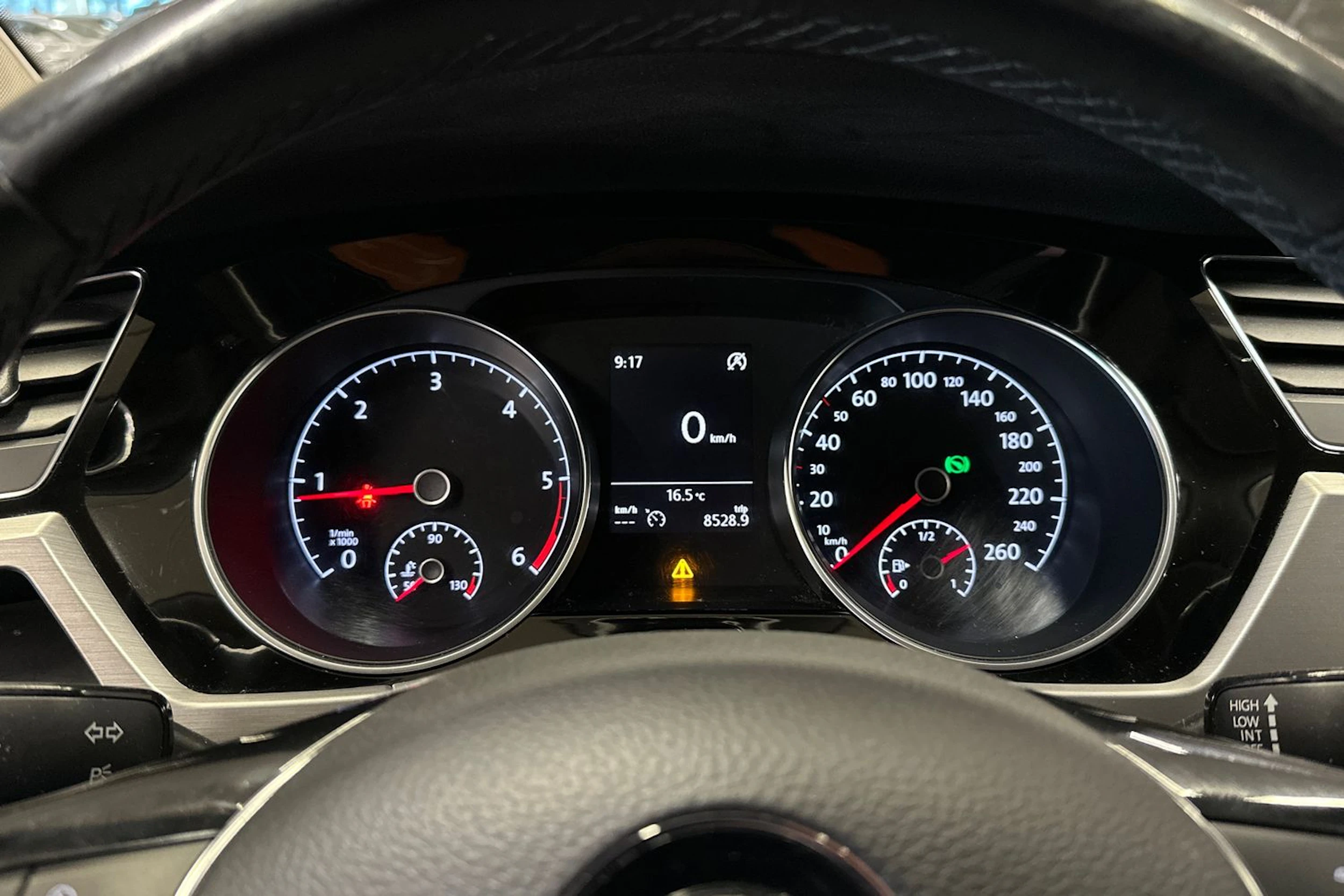 ruskea (beige) Volkswagen Touran 2016 kuva 23.