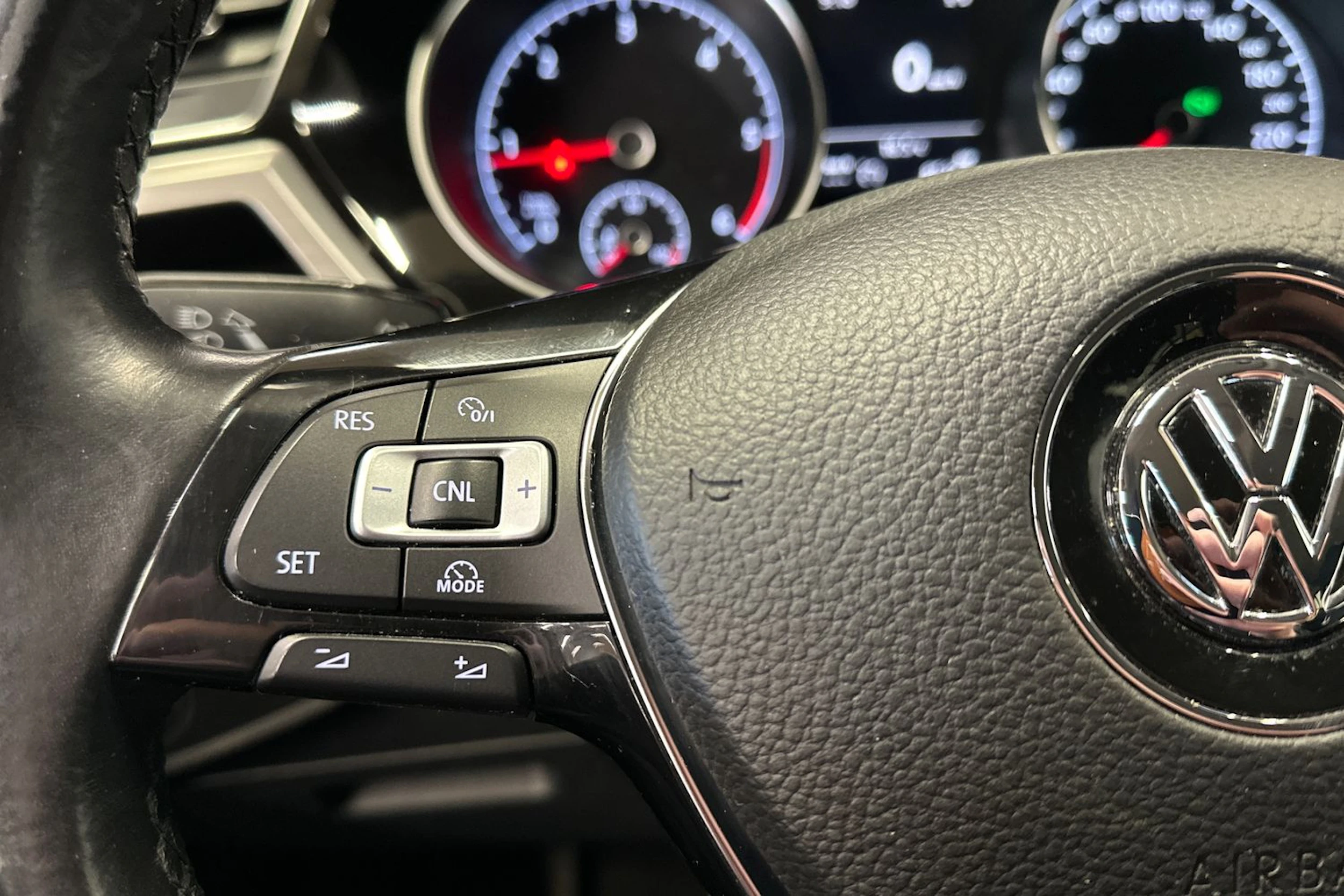 ruskea (beige) Volkswagen Touran 2016 kuva 24.