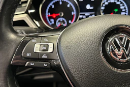 ruskea (beige) Volkswagen Touran 2016 kuva 24.