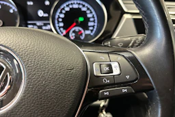ruskea (beige) Volkswagen Touran 2016 kuva 25.