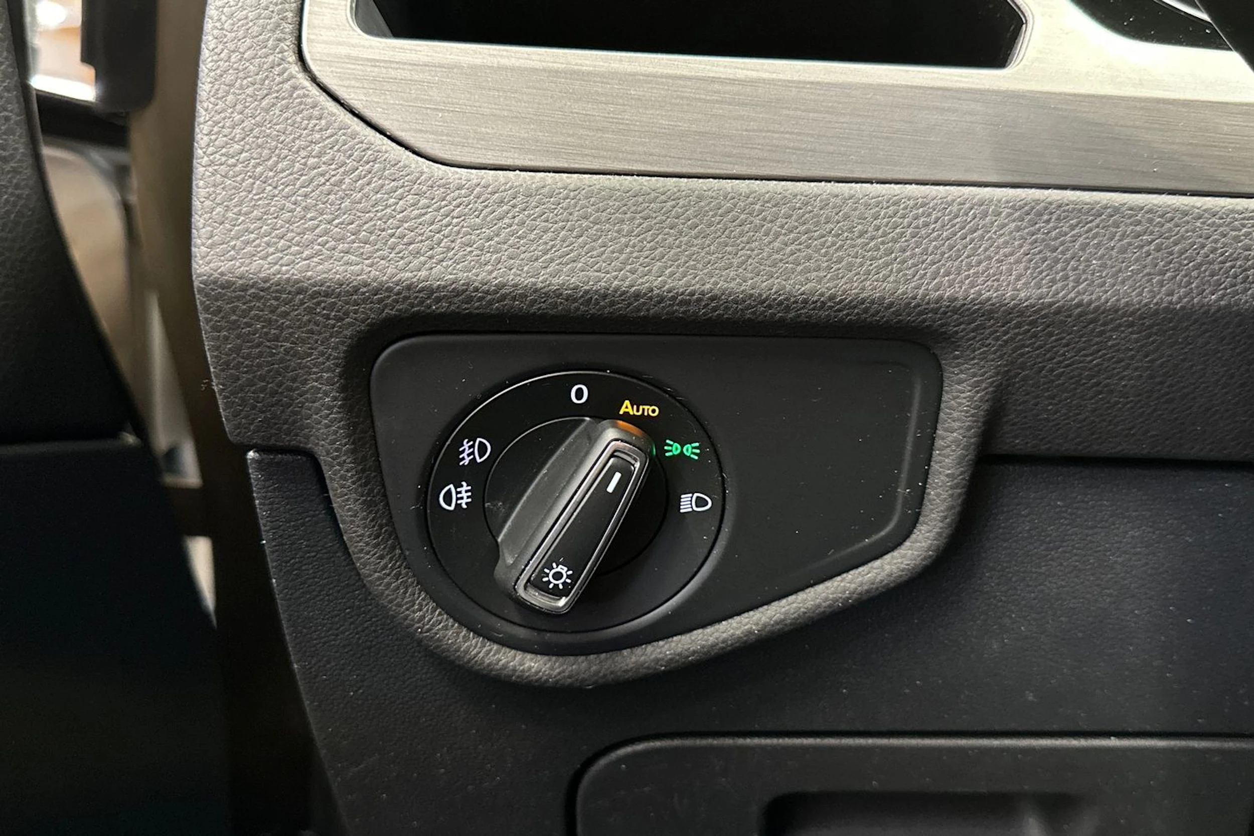 ruskea (beige) Volkswagen Touran 2016 kuva 26.