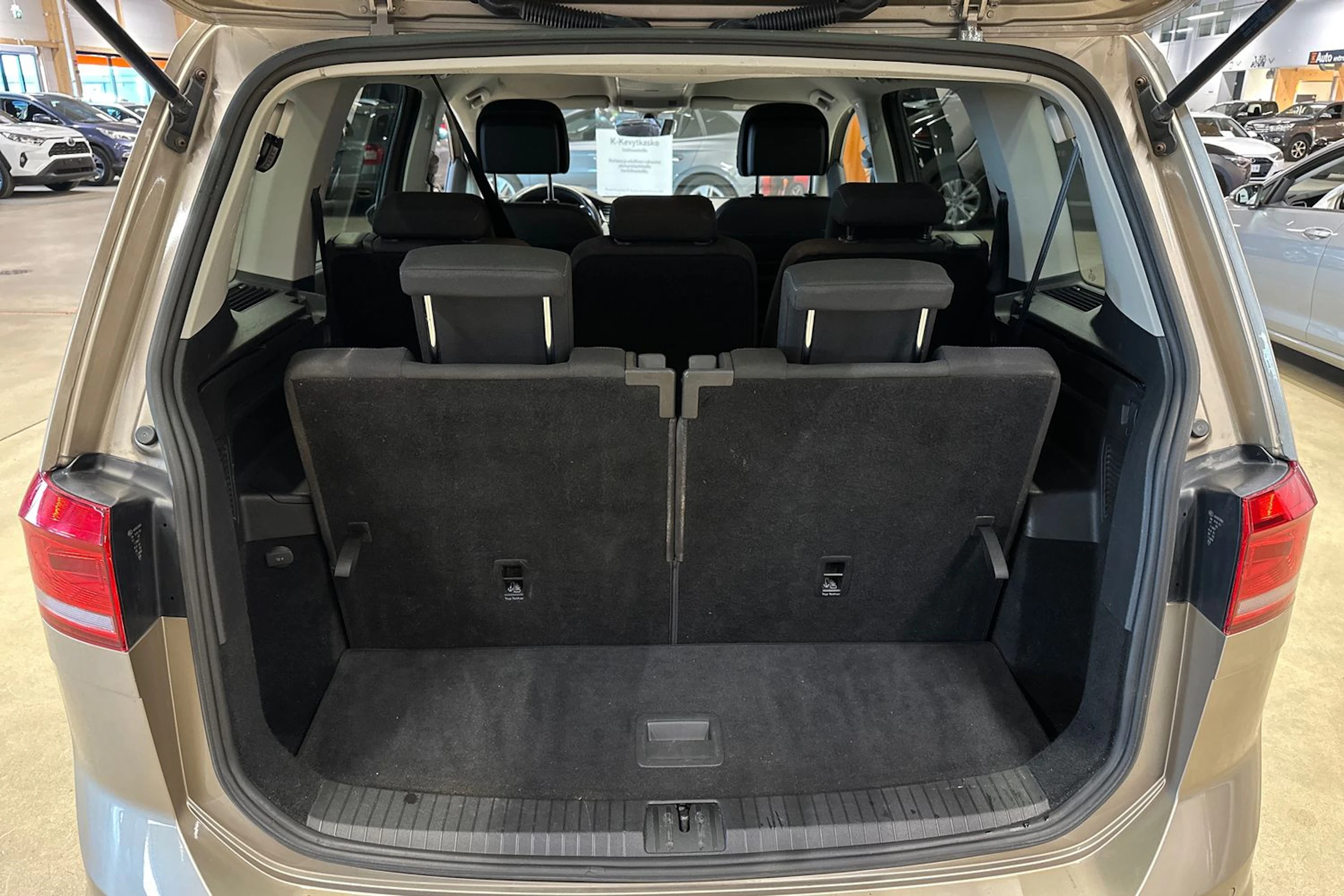 ruskea (beige) Volkswagen Touran 2016 kuva 28.