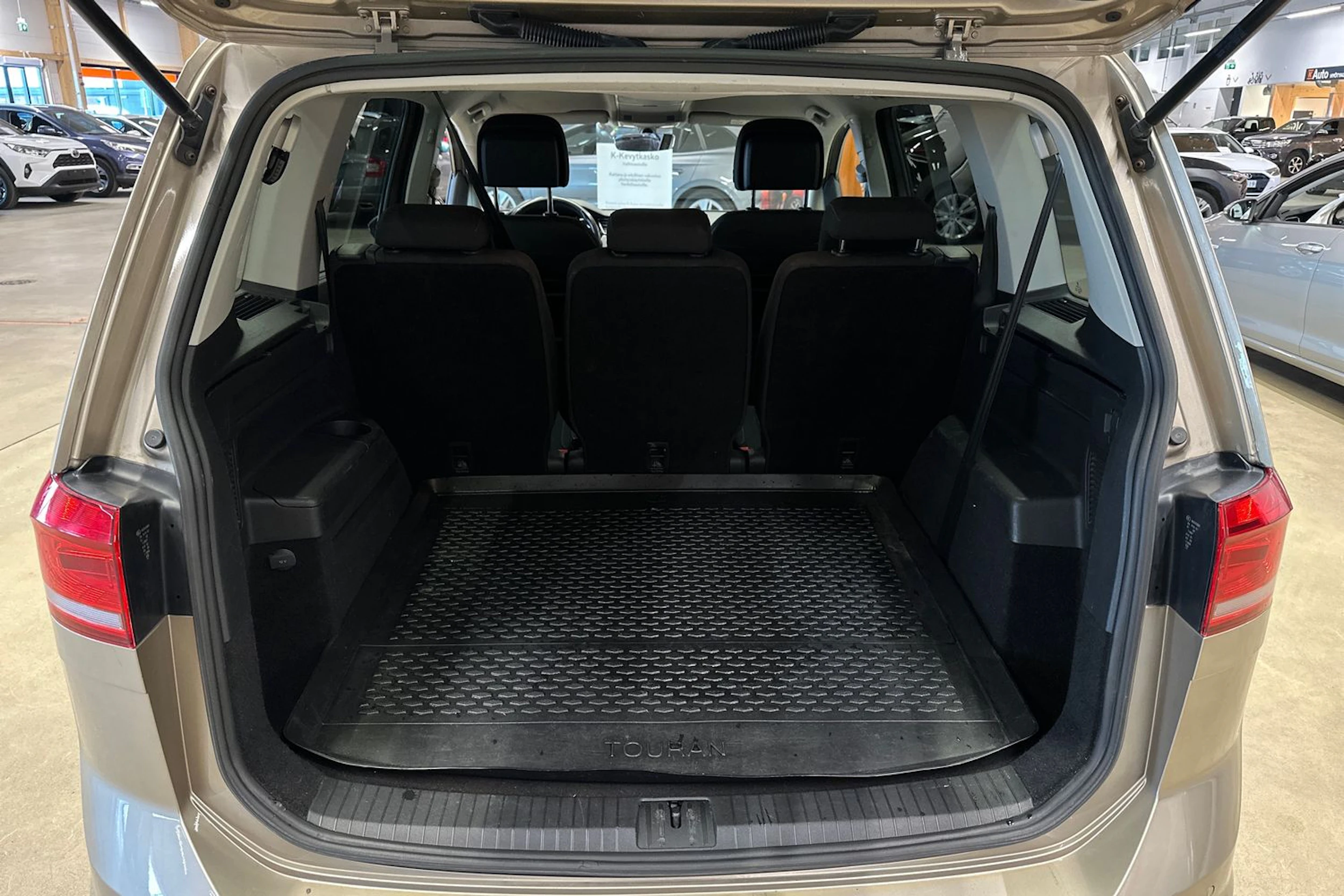 ruskea (beige) Volkswagen Touran 2016 kuva 29.