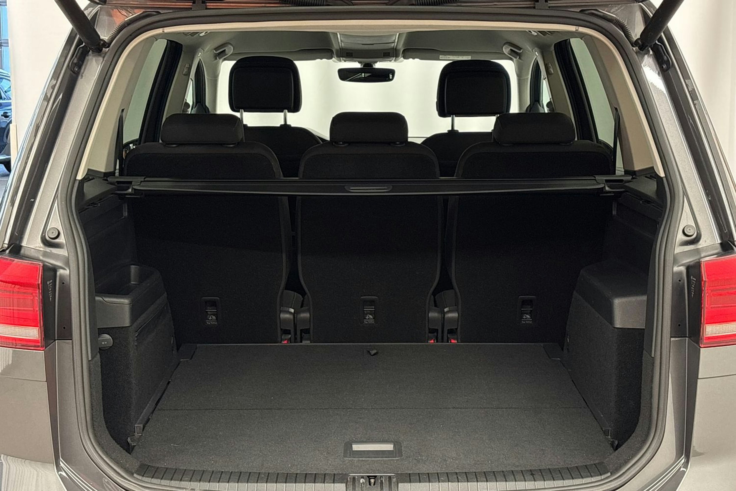 Harmaa Volkswagen TOURAN 2016 kuva 26.