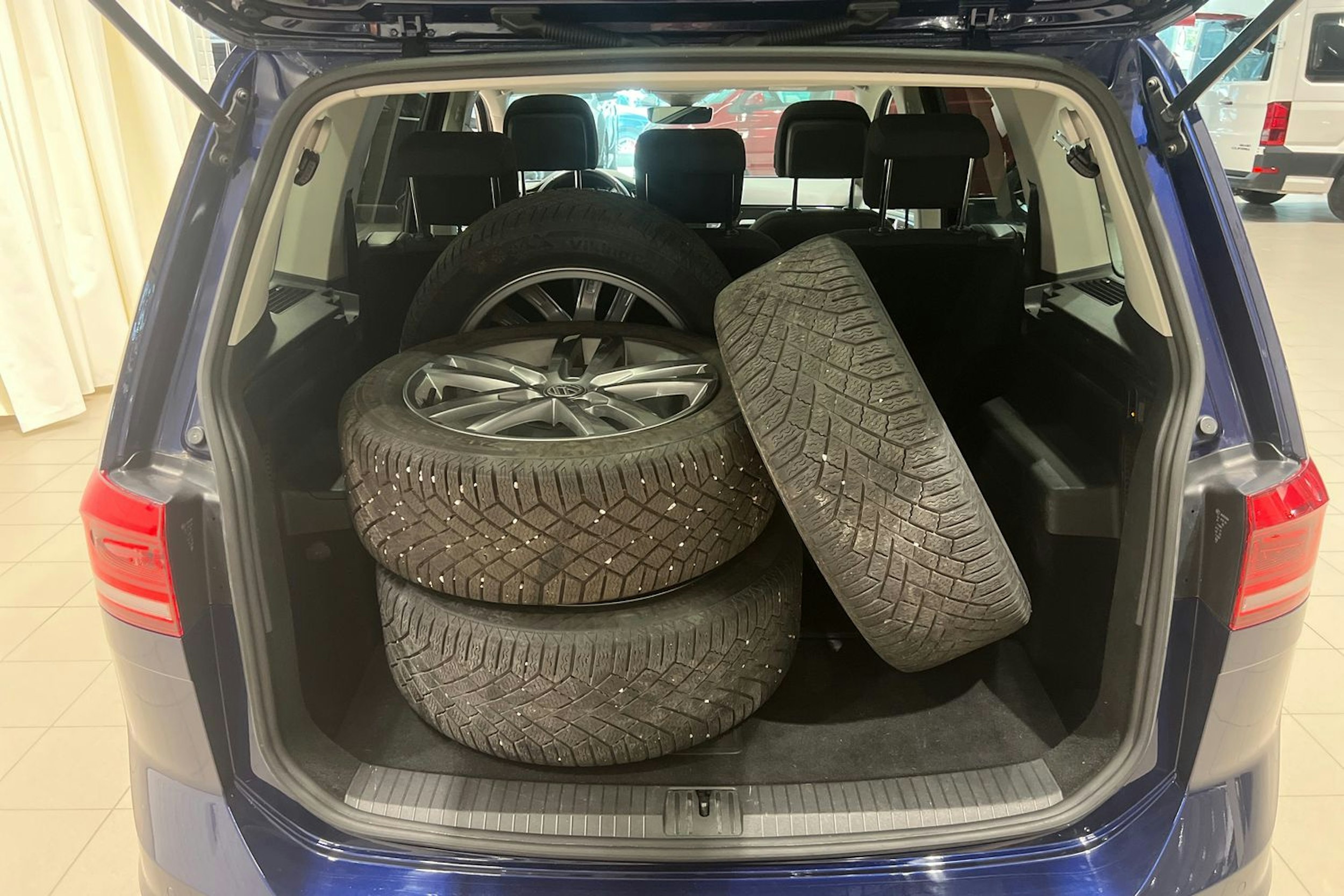 met. sininen Volkswagen Touran 2016 kuva 21.