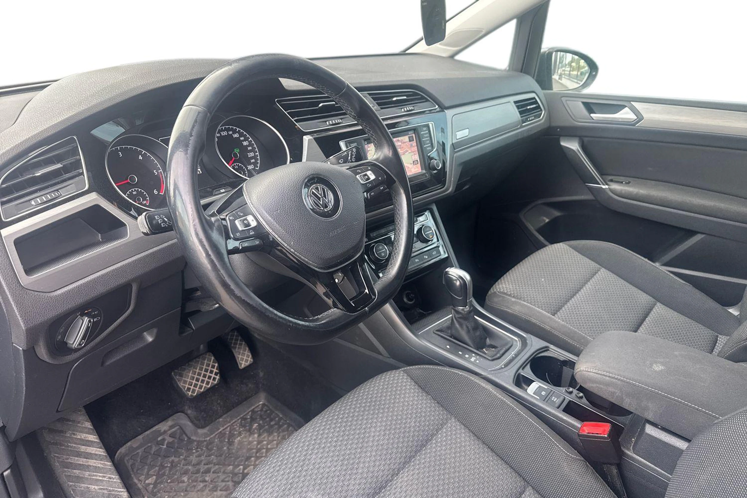 harmaa Volkswagen Touran 2016 kuva 3.
