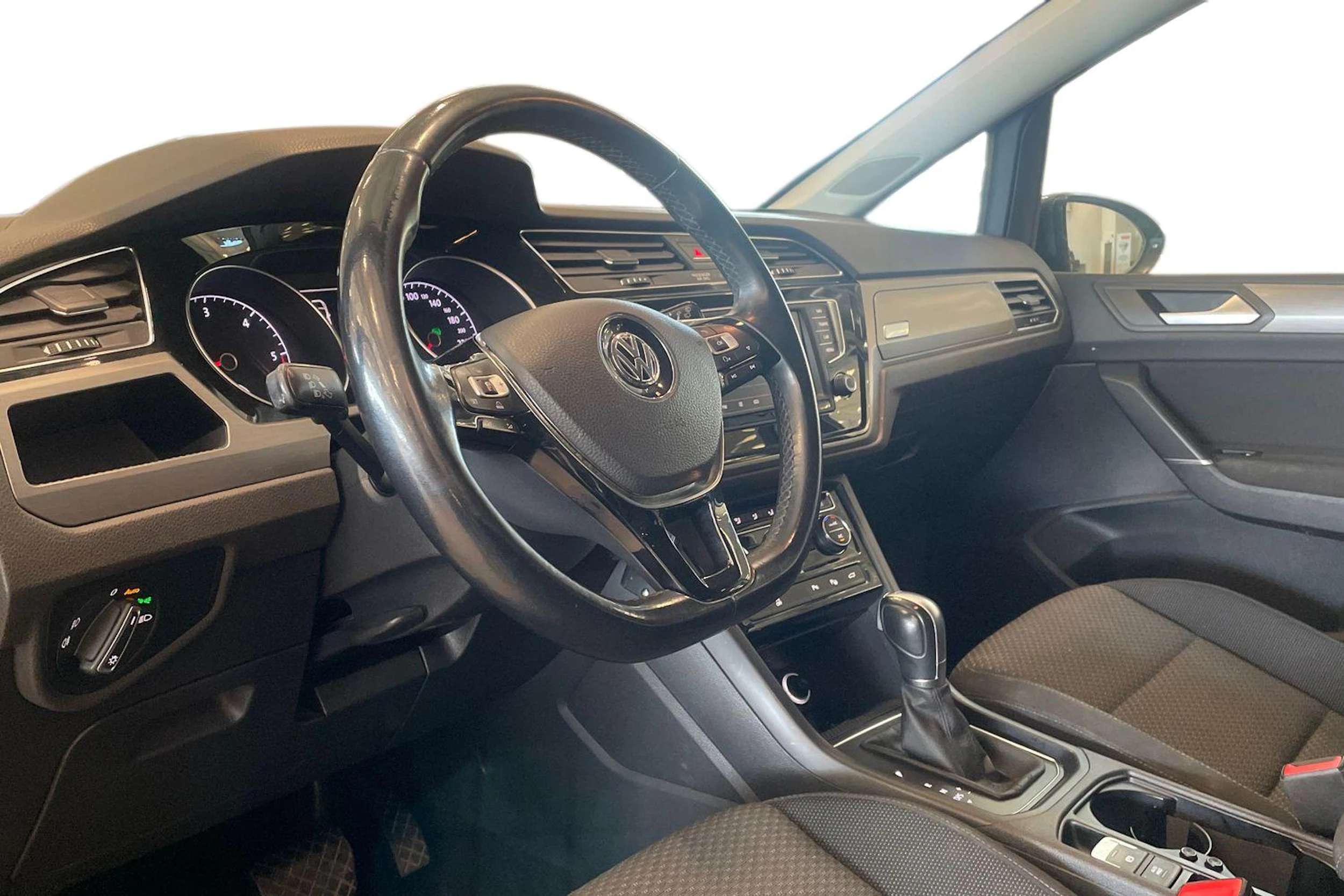 harmaa Volkswagen Touran 2016 kuva 6.