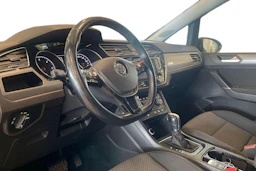 harmaa Volkswagen Touran 2016 kuva 6.
