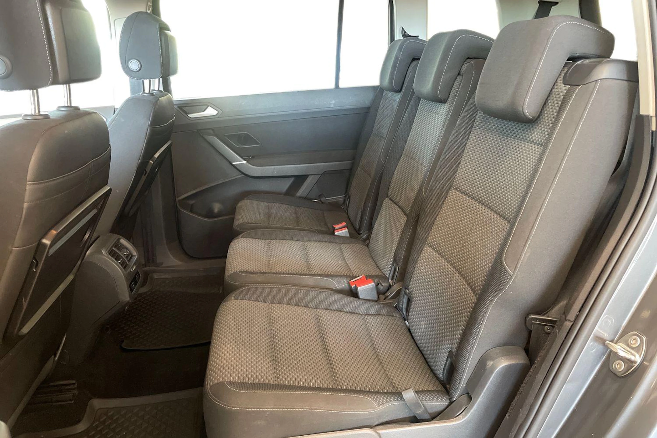 harmaa Volkswagen Touran 2016 kuva 8.