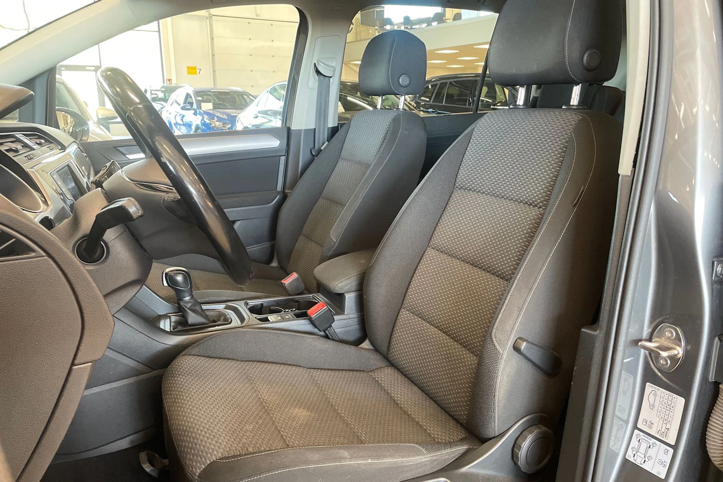 harmaa Volkswagen Touran 2016 kuva 11.