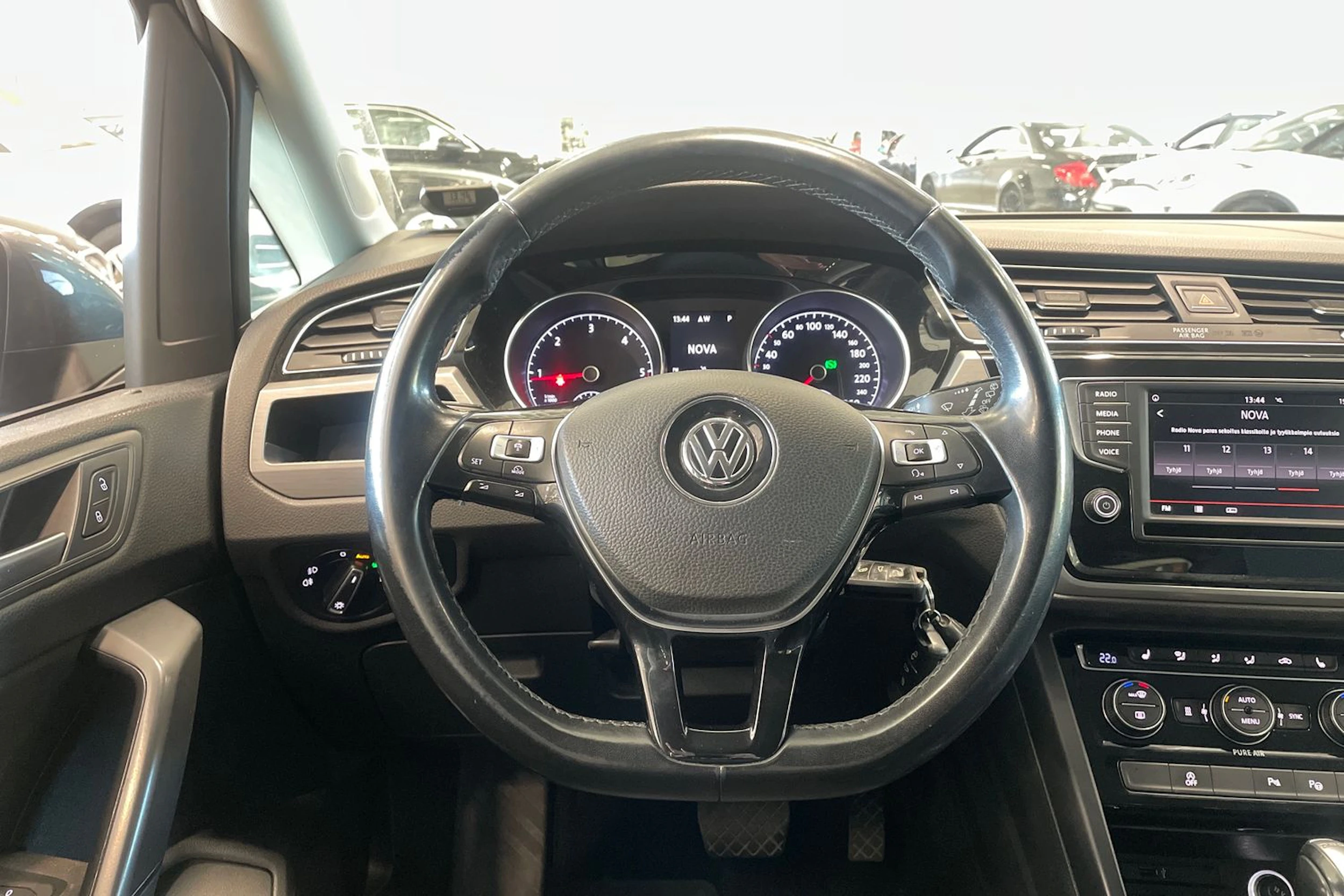 harmaa Volkswagen Touran 2016 kuva 12.