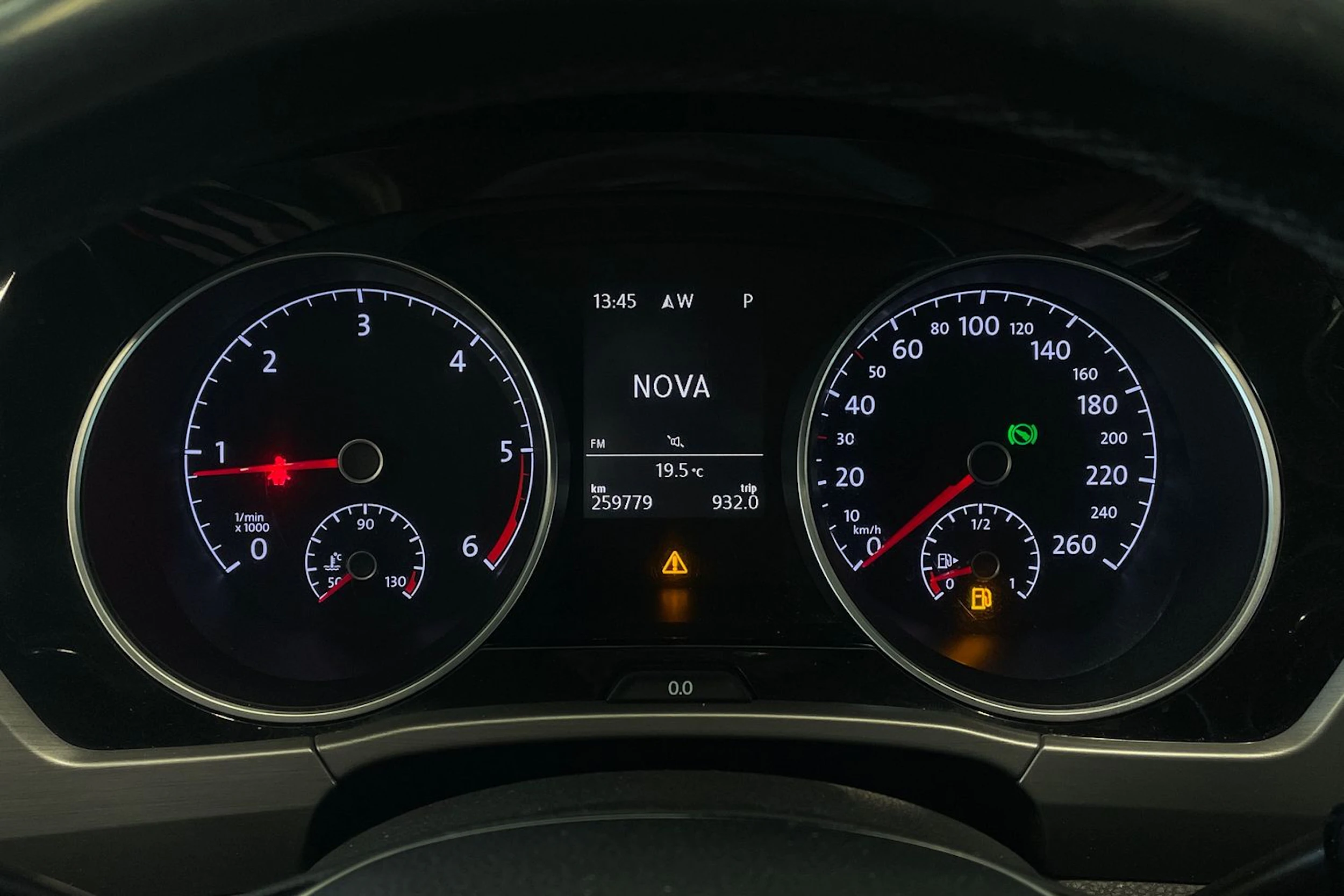 harmaa Volkswagen Touran 2016 kuva 13.
