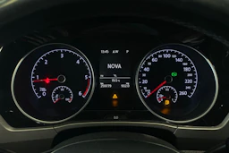 harmaa Volkswagen Touran 2016 kuva 13.