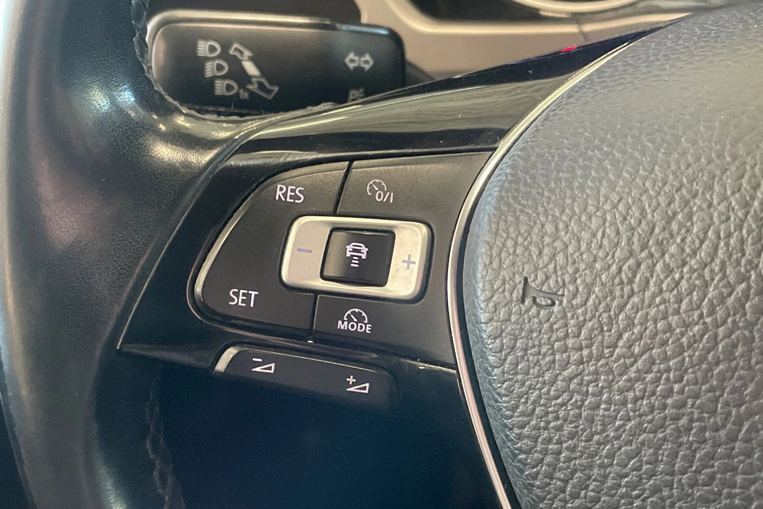 harmaa Volkswagen Touran 2016 kuva 15.