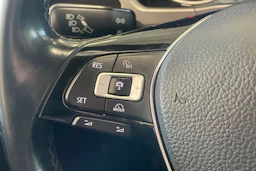 harmaa Volkswagen Touran 2016 kuva 15.