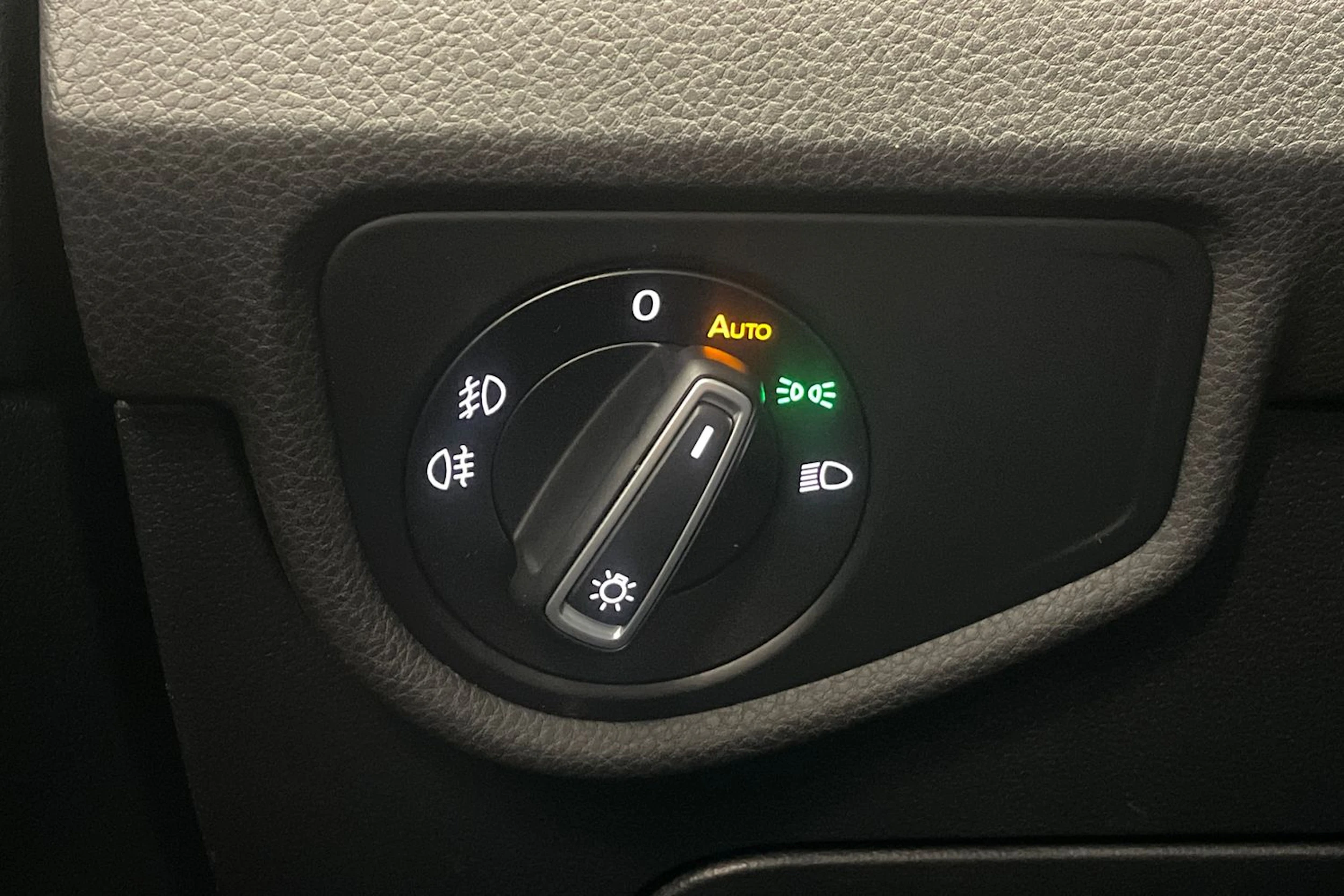 harmaa Volkswagen Touran 2016 kuva 16.