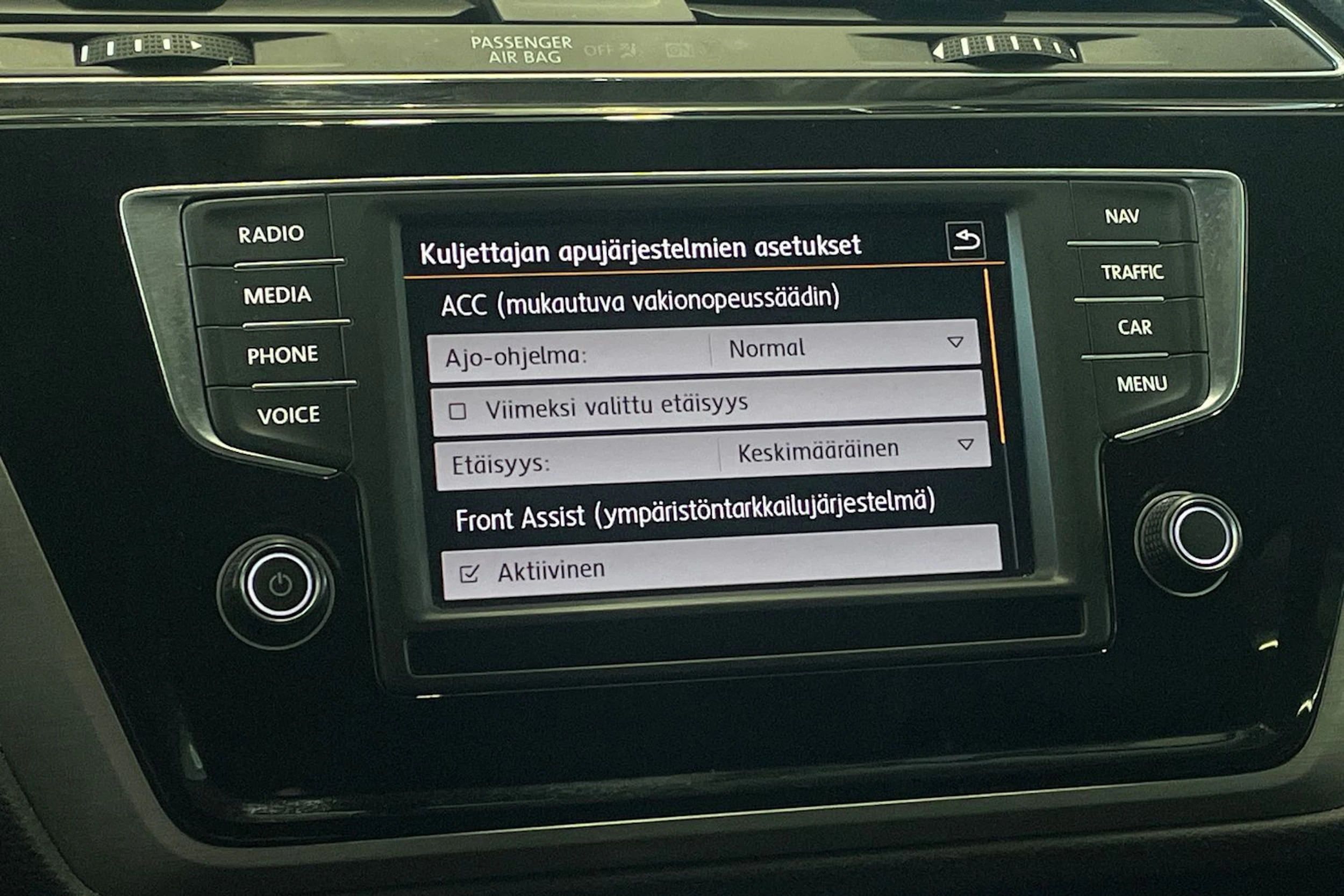 harmaa Volkswagen Touran 2016 kuva 20.
