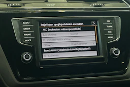harmaa Volkswagen Touran 2016 kuva 20.