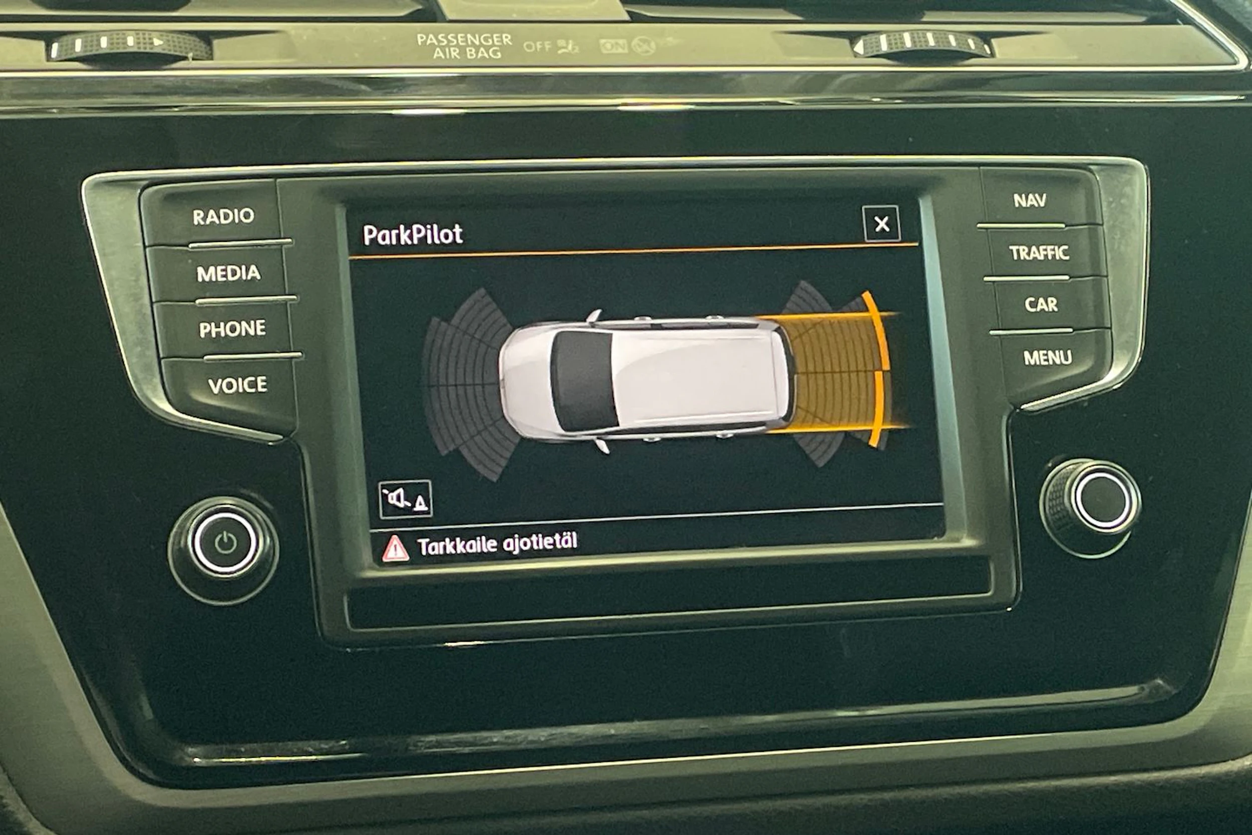 harmaa Volkswagen Touran 2016 kuva 22.