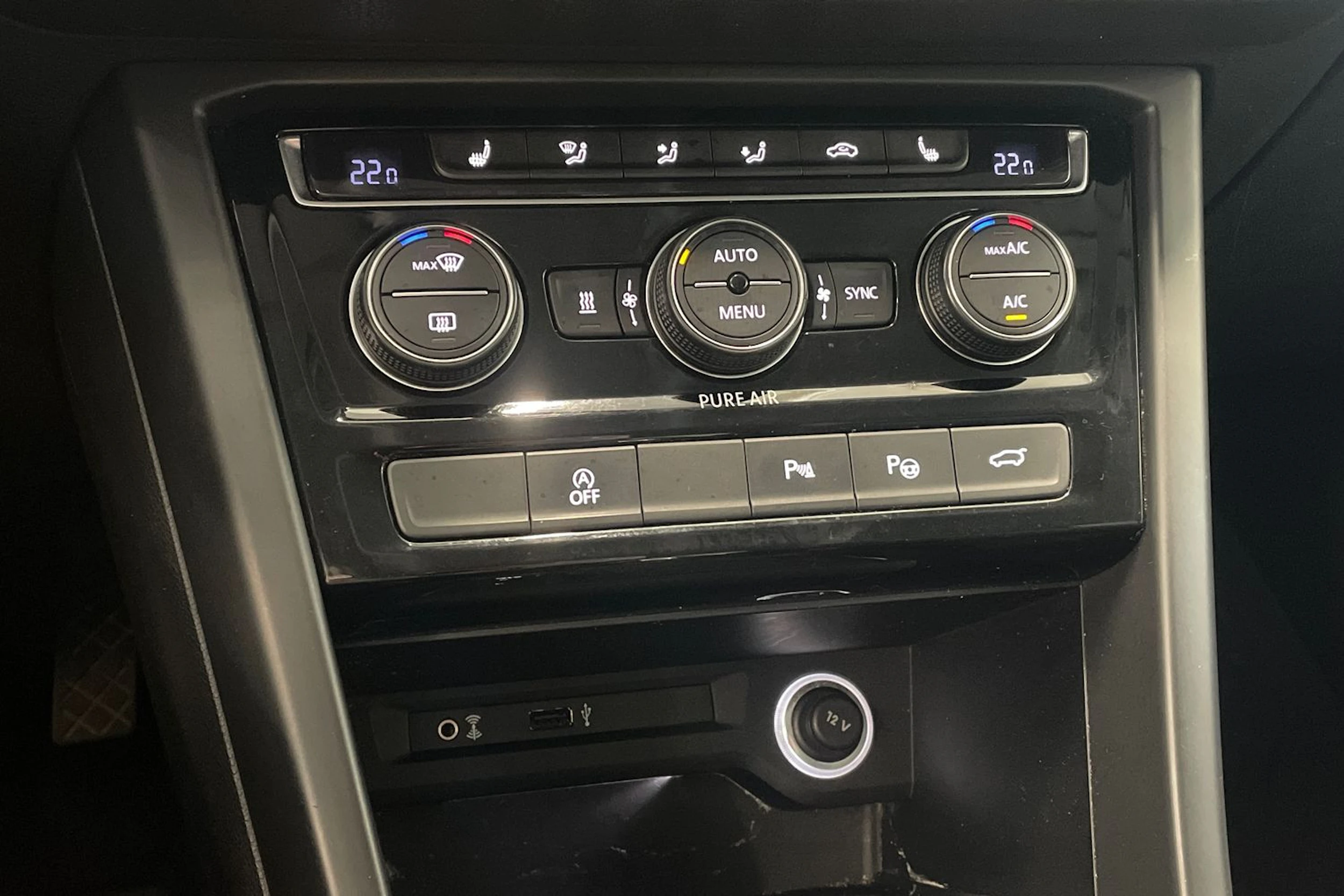 harmaa Volkswagen Touran 2016 kuva 23.