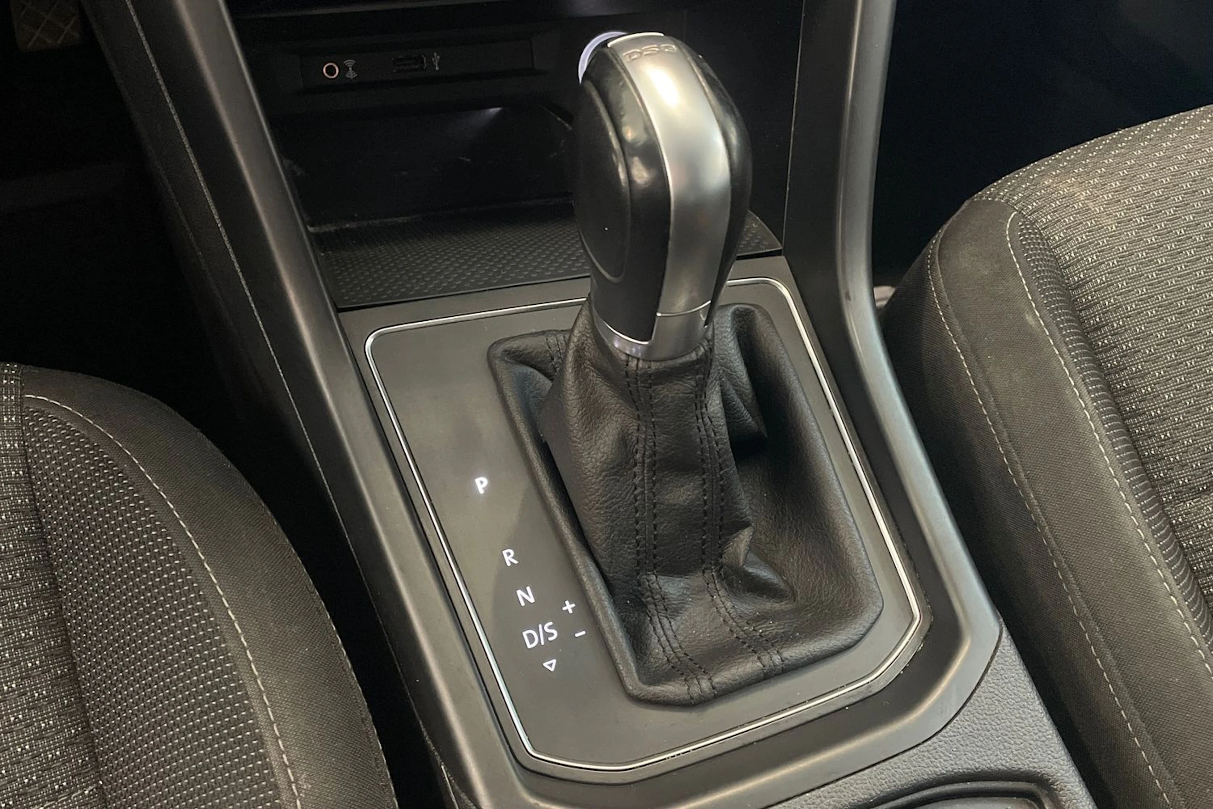 harmaa Volkswagen Touran 2016 kuva 24.