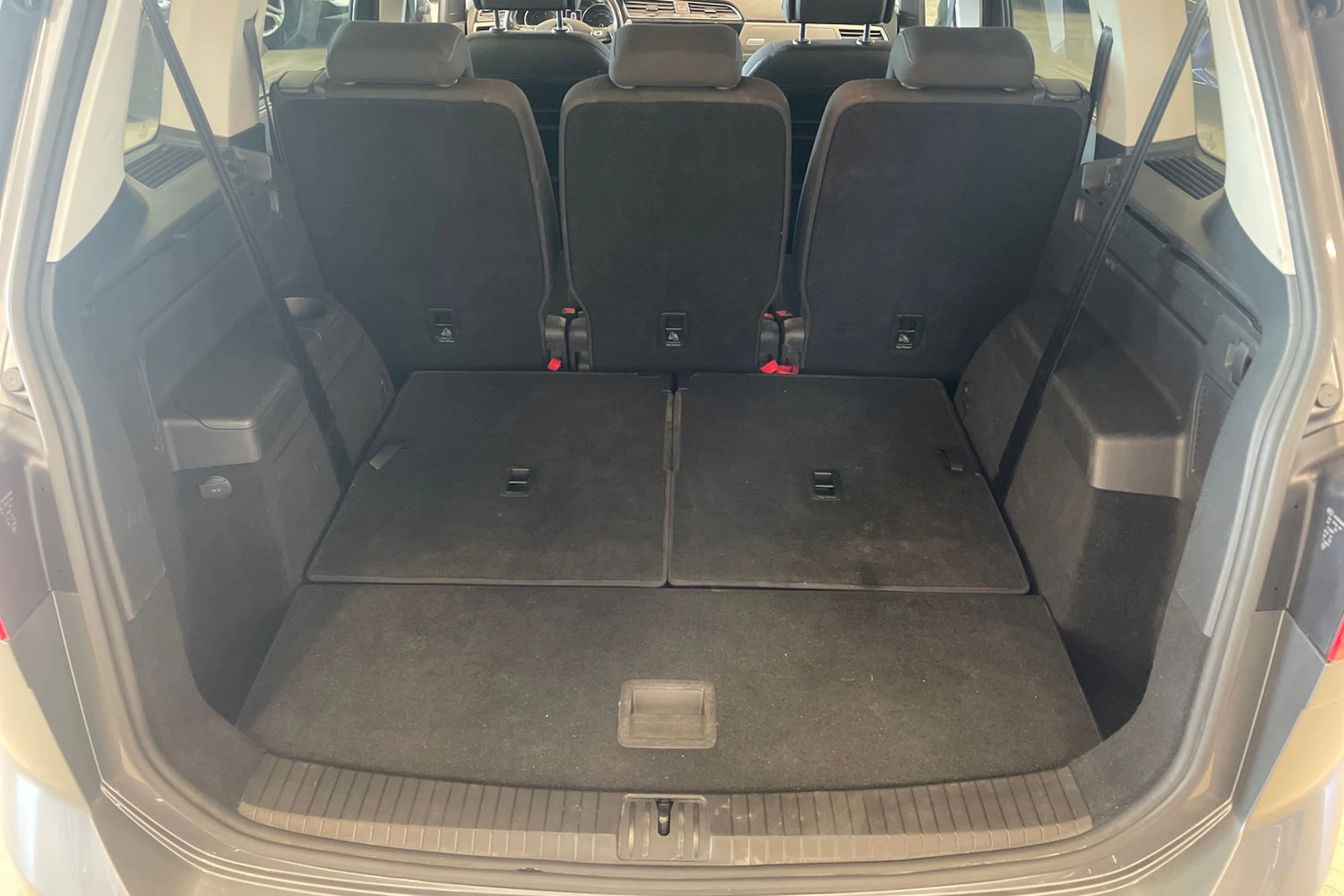 harmaa Volkswagen Touran 2016 kuva 26.