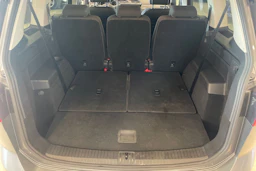 harmaa Volkswagen Touran 2016 kuva 26.