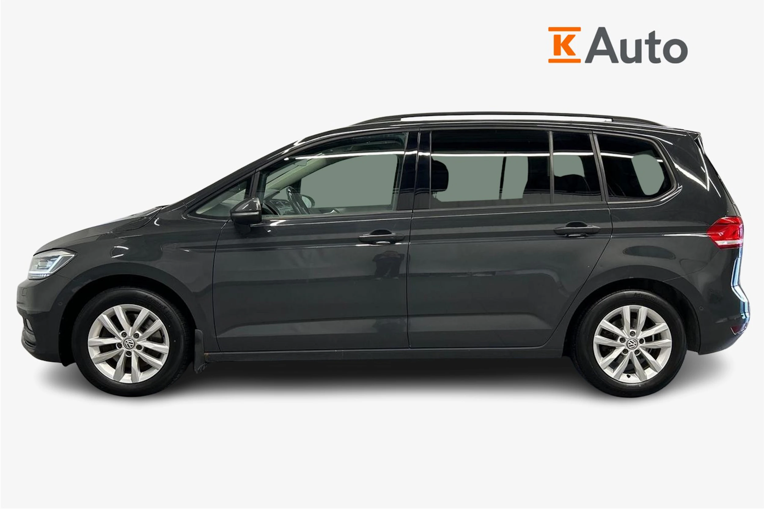 harmaa Volkswagen Touran 2016 kuva 5.