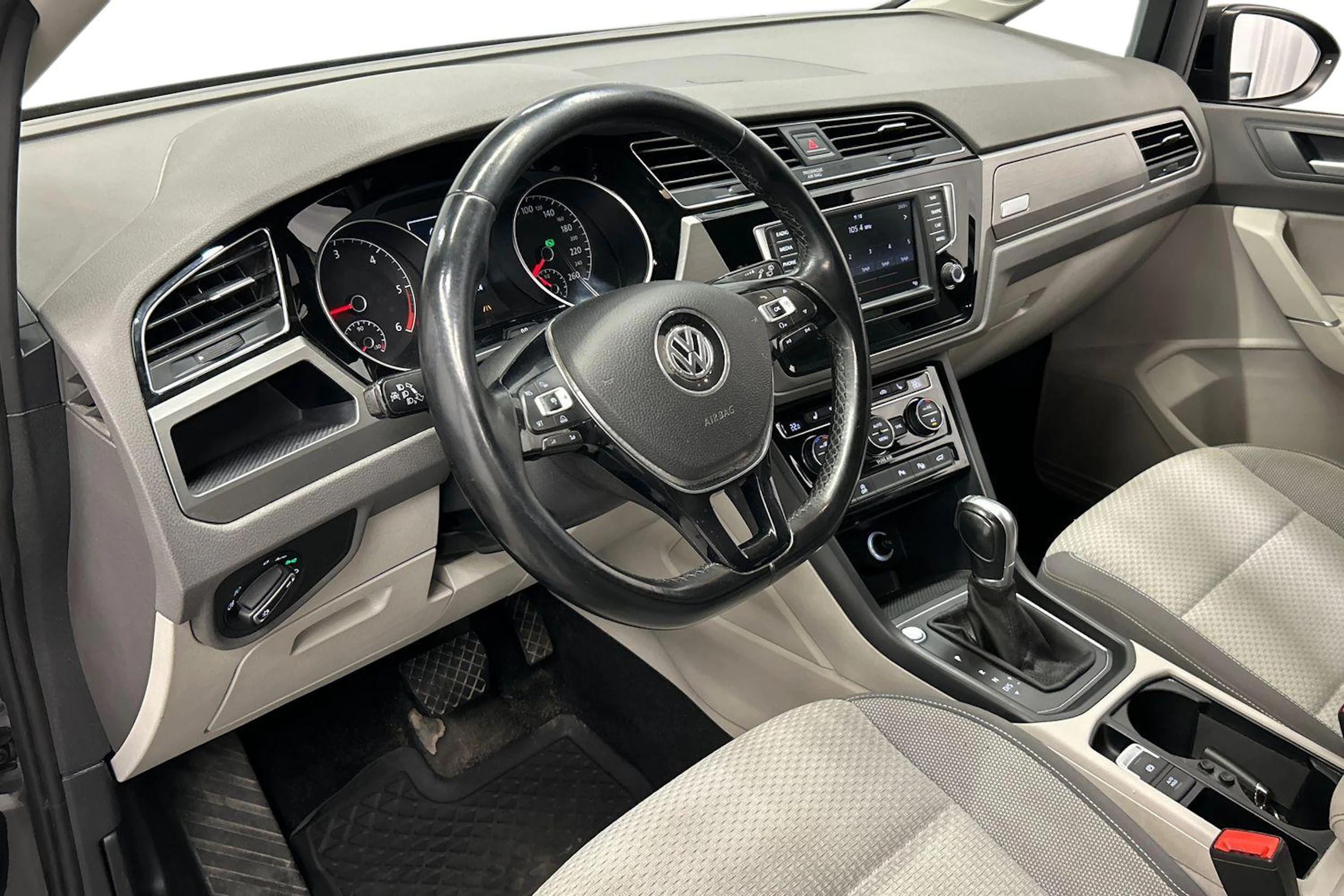harmaa Volkswagen Touran 2016 kuva 6.
