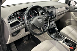 harmaa Volkswagen Touran 2016 kuva 6.