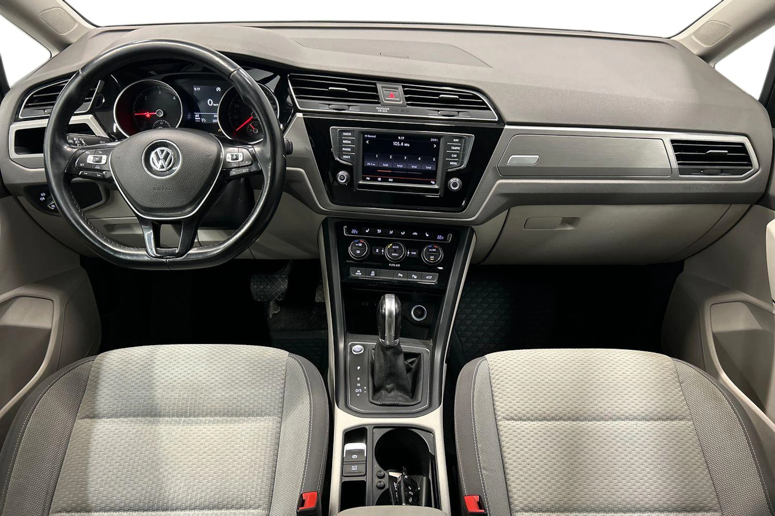 harmaa Volkswagen Touran 2016 kuva 7.
