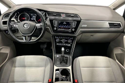 harmaa Volkswagen Touran 2016 kuva 7.