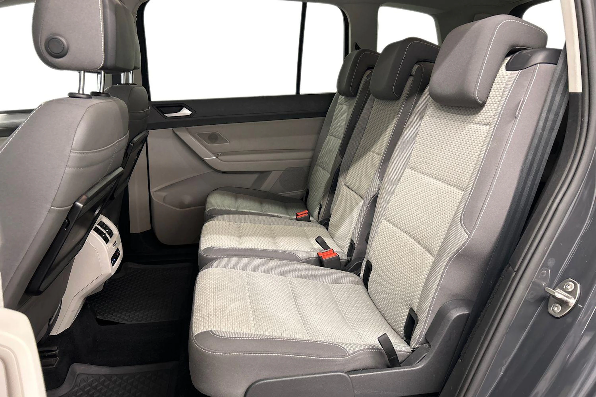 harmaa Volkswagen Touran 2016 kuva 8.