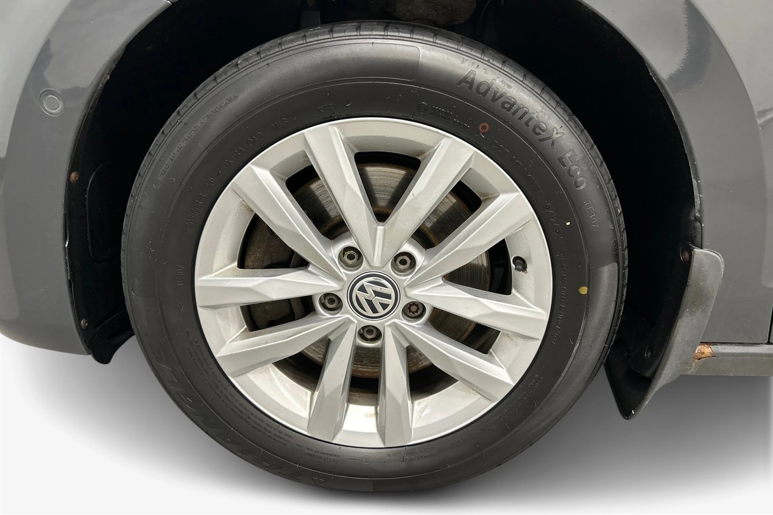 harmaa Volkswagen Touran 2016 kuva 9.