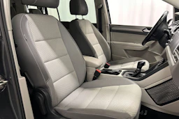 harmaa Volkswagen Touran 2016 kuva 11.