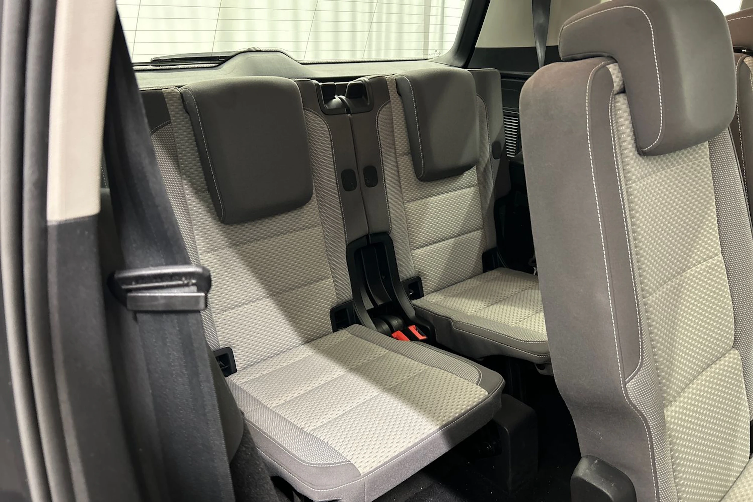 harmaa Volkswagen Touran 2016 kuva 14.