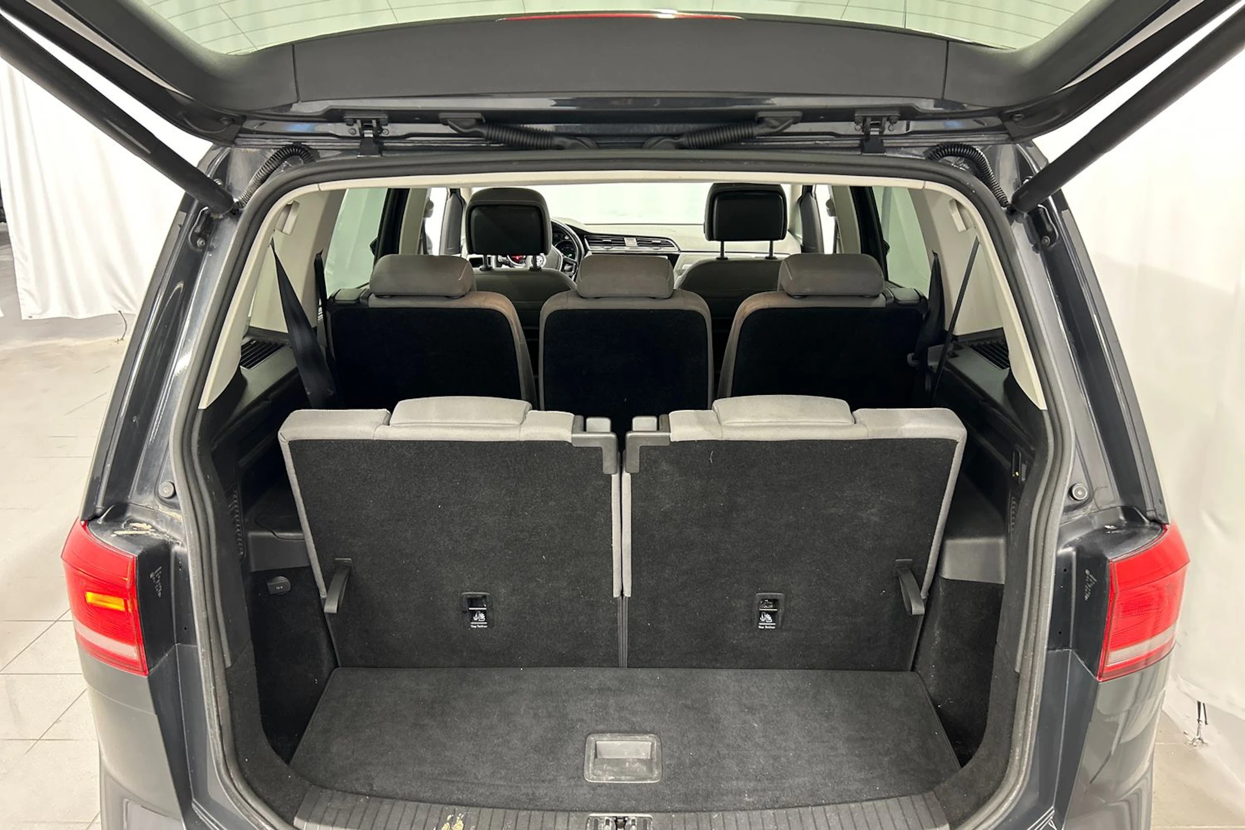 harmaa Volkswagen Touran 2016 kuva 15.