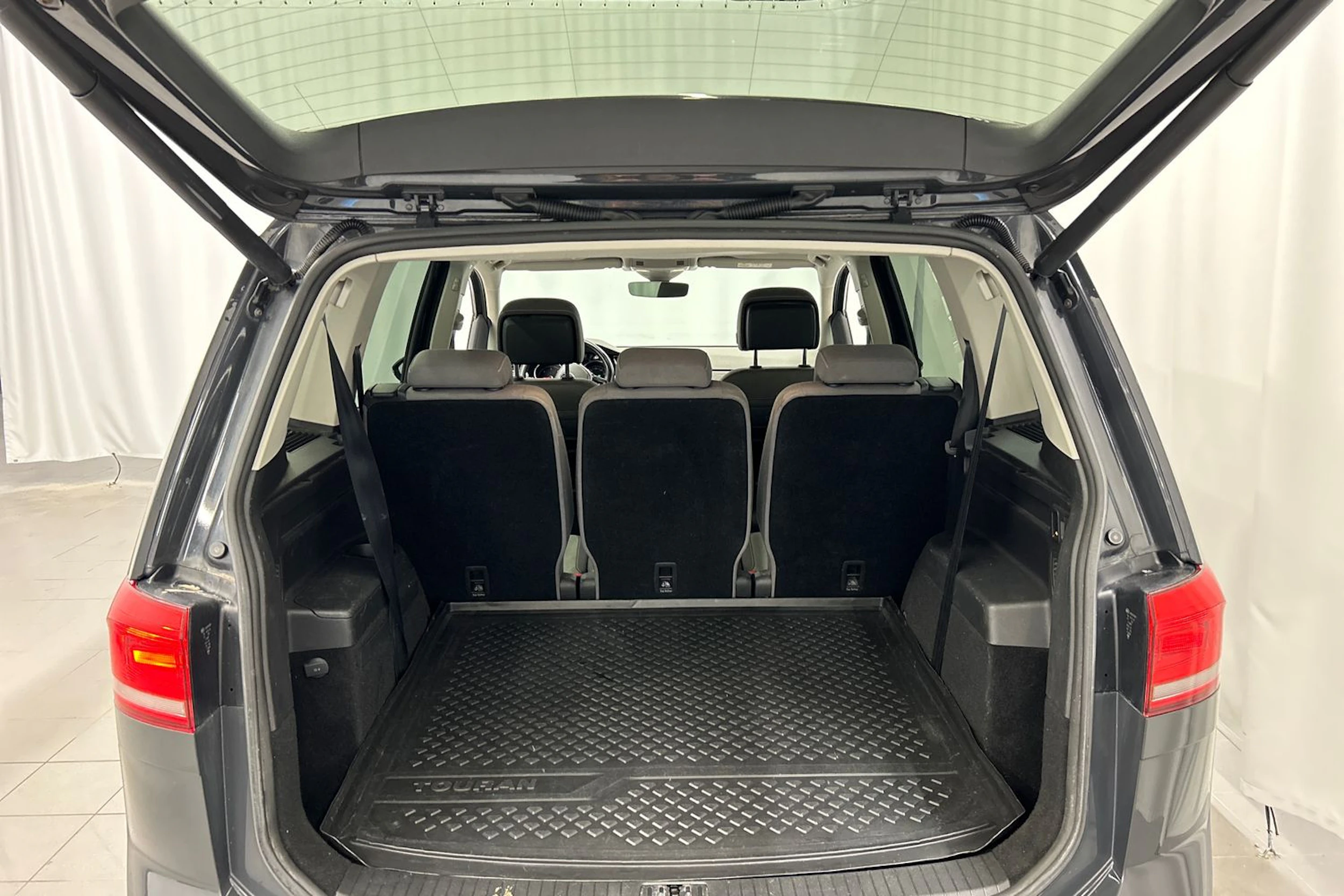harmaa Volkswagen Touran 2016 kuva 16.