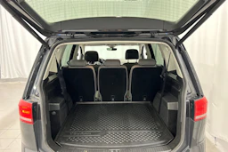 harmaa Volkswagen Touran 2016 kuva 16.