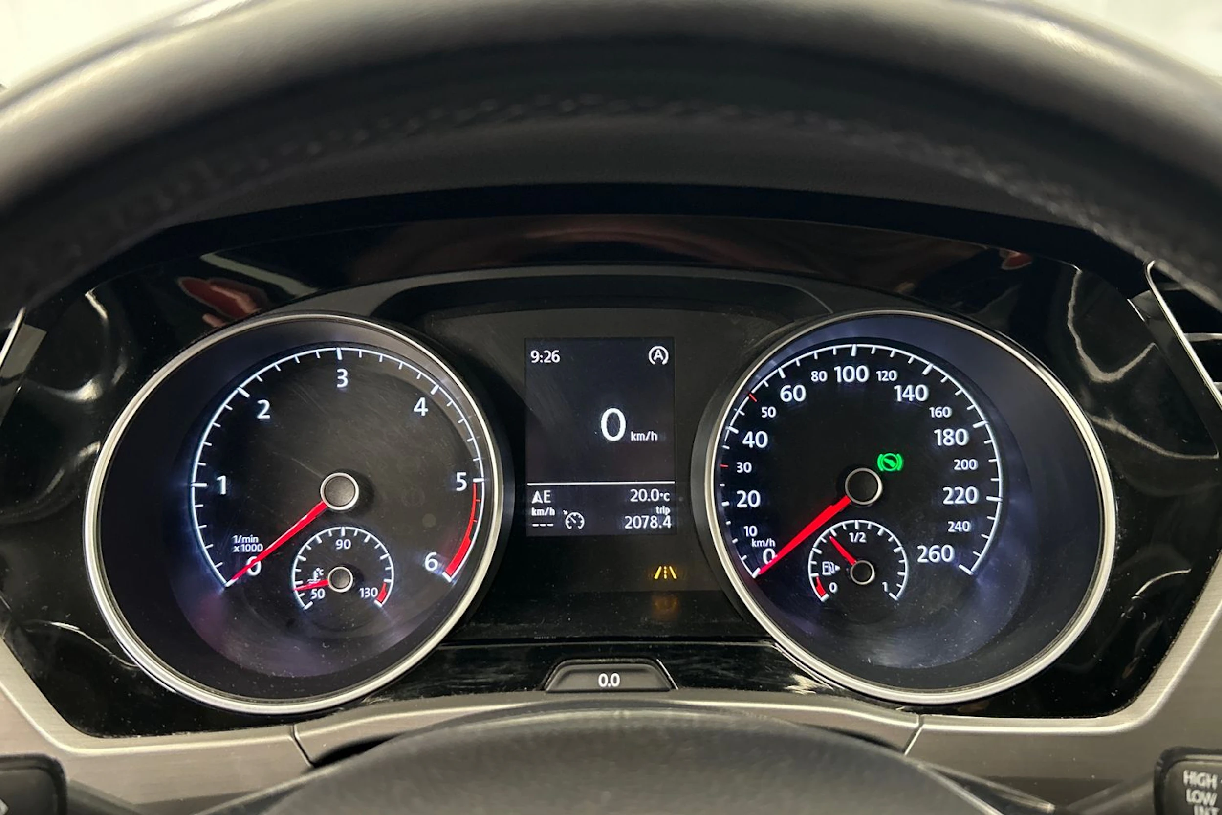 harmaa Volkswagen Touran 2016 kuva 19.