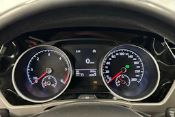 harmaa Volkswagen Touran 2016 kuva 19.