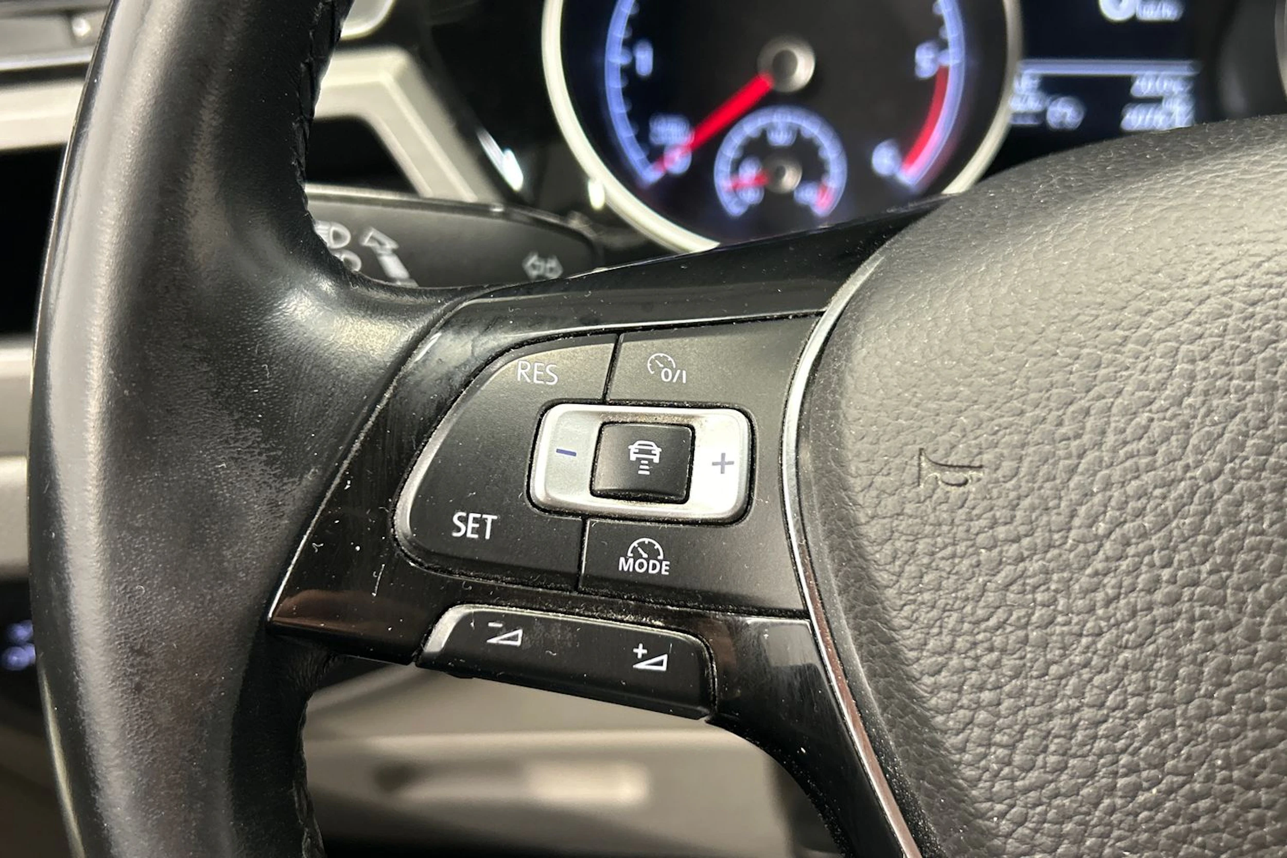 harmaa Volkswagen Touran 2016 kuva 20.