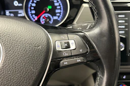 harmaa Volkswagen Touran 2016 kuva 21.