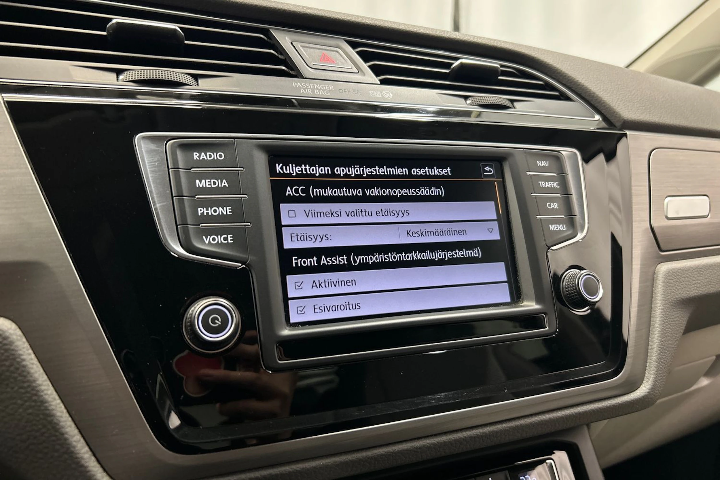 harmaa Volkswagen Touran 2016 kuva 23.