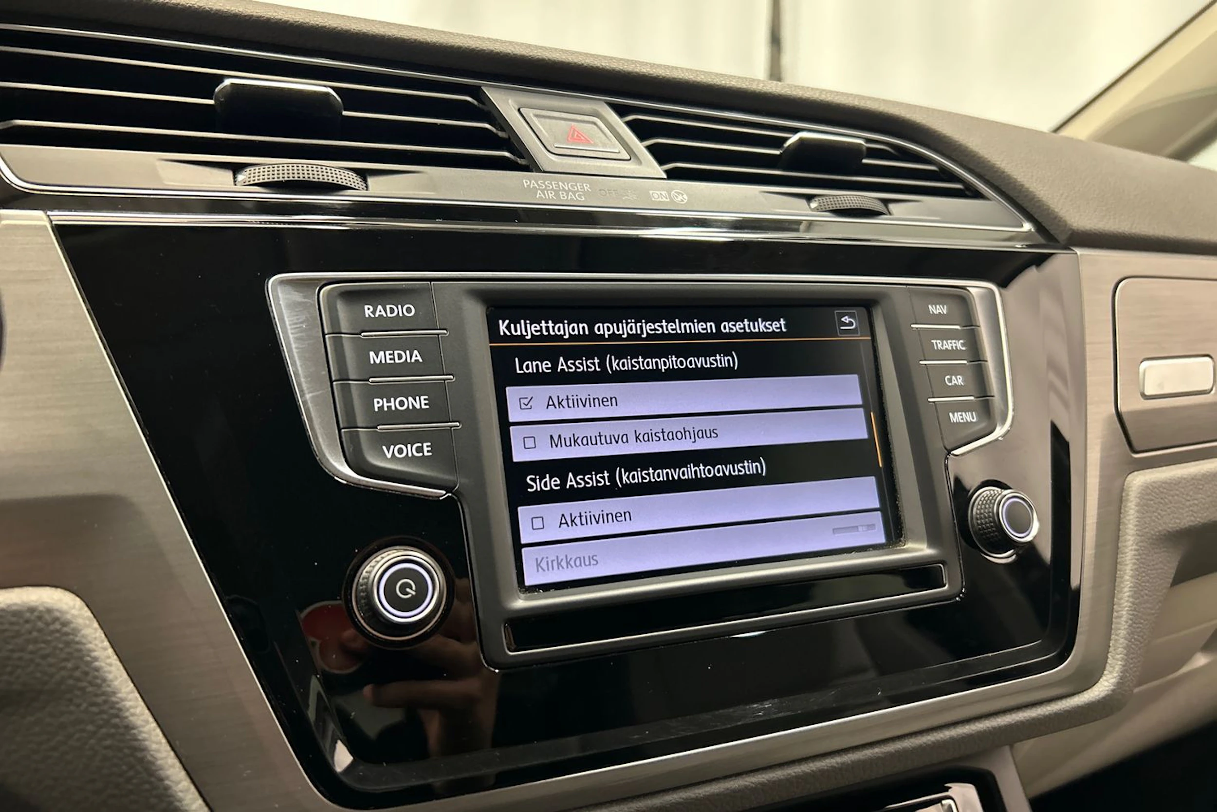 harmaa Volkswagen Touran 2016 kuva 24.