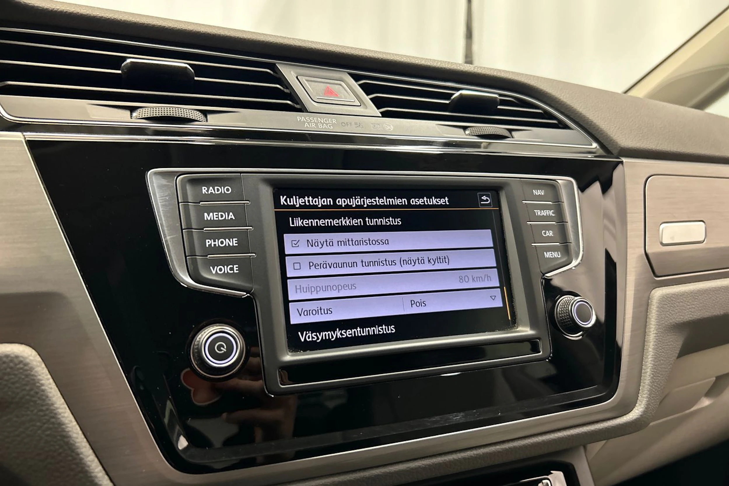 harmaa Volkswagen Touran 2016 kuva 25.