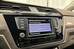 harmaa Volkswagen Touran 2016 kuva 25.
